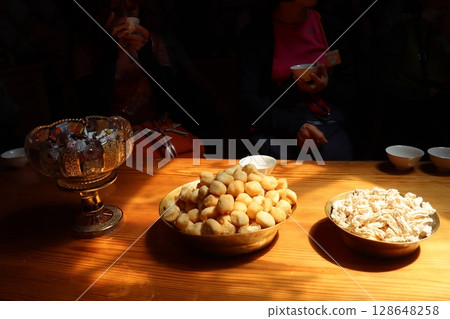 Mongolian family snacks 128648258