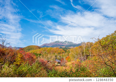 【乘鞍高原的秋天】一之瀨庭園的紅葉 128648350