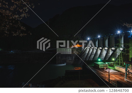 Illuminated Akiba Dam and cherry blossoms at night in Hamamatsu City (Shizuoka Prefecture) 128648700