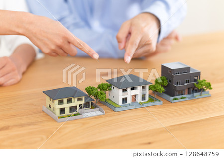 A middle-aged couple choosing a home 128648759