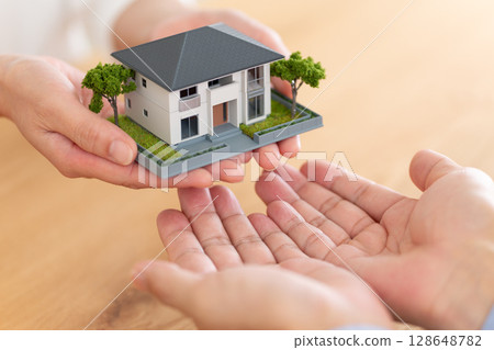 一對中年夫婦交接房子的手 一對中年夫婦交接房子的手 128648782