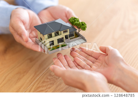 一對中年夫婦交接房子的手 一對中年夫婦交接房子的手 128648785