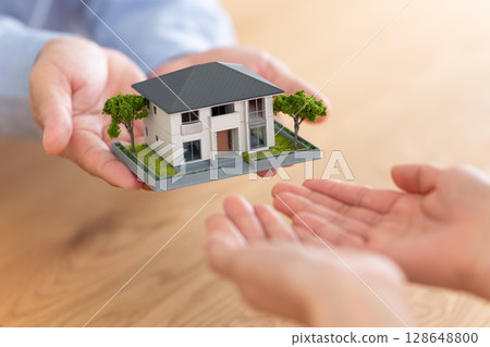一對中年夫婦交接房子的手 128648800