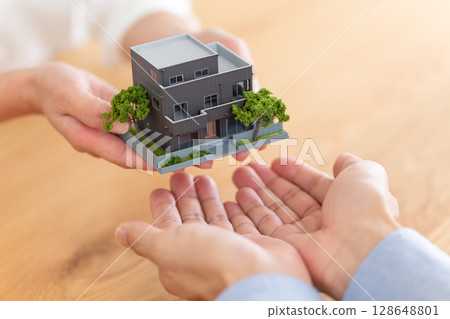 一對中年夫婦交接房子的手 一對中年夫婦交接房子的手 128648801