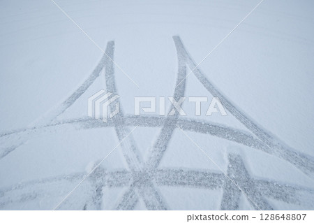 雪天的輪胎痕跡 128648807