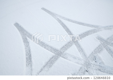 雪天的輪胎痕跡 128648810