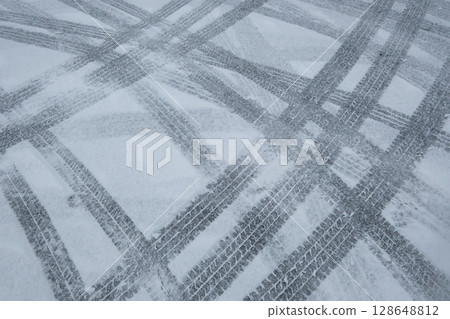 雪天的輪胎痕跡 128648812