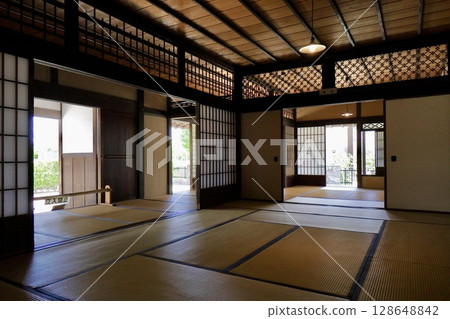 日式房間，鋪著榻榻米，陽光灑進來 128648842