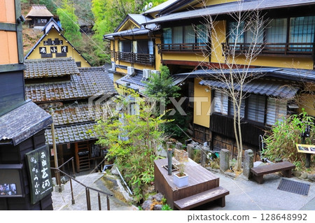 Hot spring town (Kurokawa Onsen, Minamioguni Town, Kumamoto Prefecture) 128648992