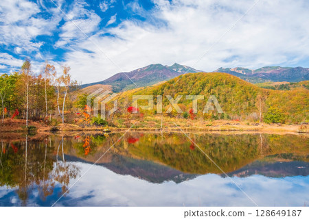[Autumn in Norikura Highlands] Autumn leaves at "Maime Pond" 128649187