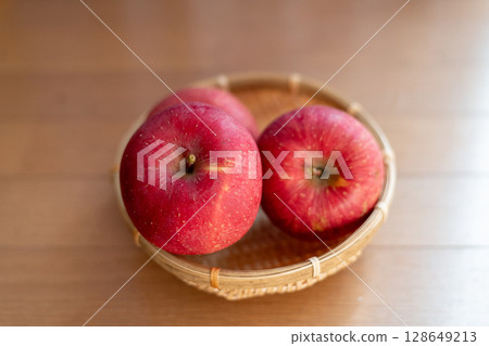 Delicious apples in a basket 128649213