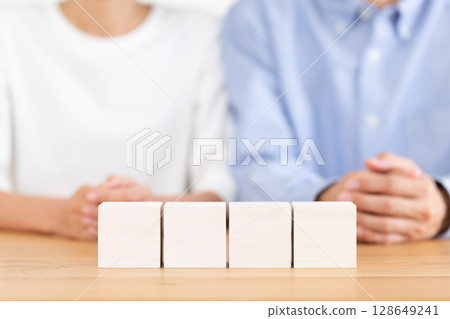 白色立方體和中年夫婦 128649241