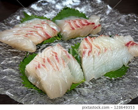 日本料理：鯛魚刺身拼盤 128649353