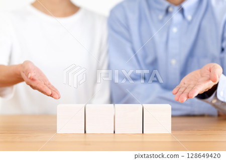 White cube block and middle-aged couple 128649420