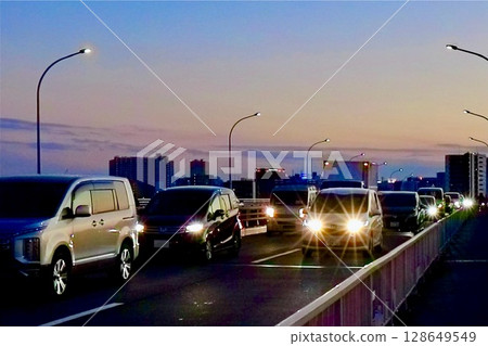 Traffic jam on Shin-Arakawa Bridge in the evening 128649549