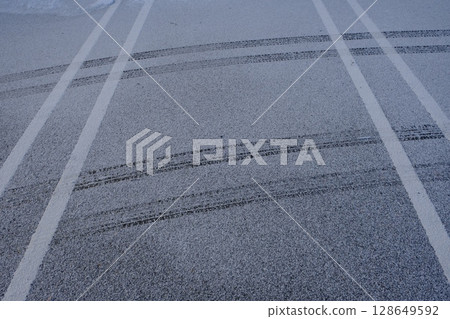 雪天的輪胎痕跡 雪天的輪胎痕跡 128649592
