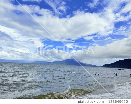 漂浮在海中的島嶼 漂浮在海中的島嶼 128649650