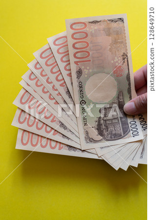 People with money 128649710