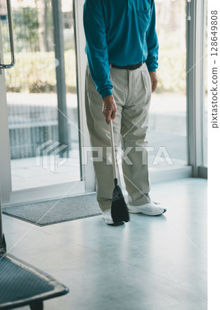 老年人 清潔人員 男人 128649808