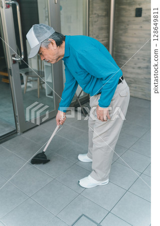 senior, Cleaning Staff, gents 128649811