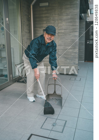 銀髮族 清潔人員 男人 128649838