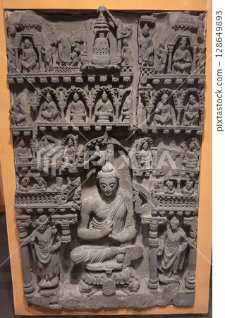 Among the detailed sculptures depicting the life of Buddha, a Gandhara sculpture depicting a miracle at Jetavana Monastery is included. 128649893