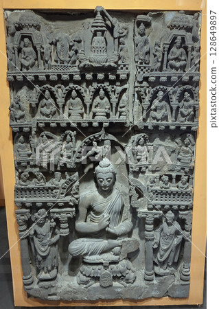 Among the detailed sculptures depicting the life of Buddha, a Gandhara sculpture depicting a miracle at Jetavana Monastery is included. Among the detailed sculptures depicting the life of Buddha, a Gandhara sculpture depicting a miracle at Jetavana Monastery is included. 128649897