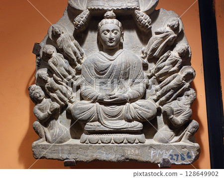在描繪佛陀生平的細緻雕塑中,包括犍陀羅祇園祇園寺的奇蹟雕塑。 在描繪佛陀生平的細緻雕塑中,包括犍陀羅祇園祇園寺的奇蹟雕塑。 128649902