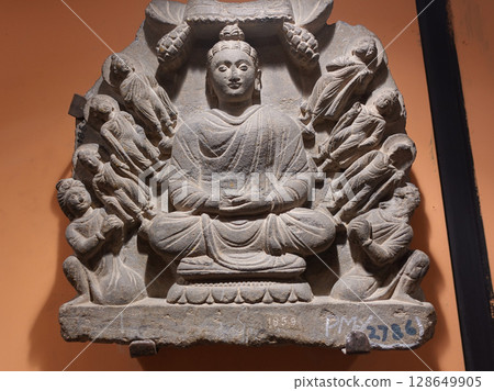 在描繪佛陀生平的細緻雕塑中，包括犍陀羅祇園祇園寺的奇蹟雕塑。 128649905