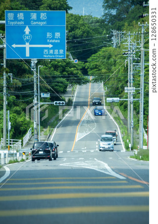 有右轉車道的交叉路口 有右轉車道的交叉路口 128650331