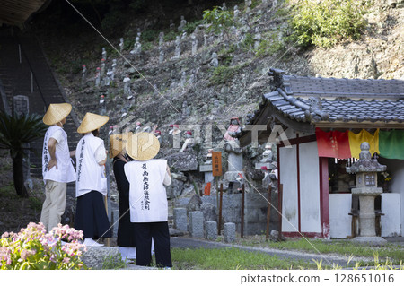 The head priest and the pilgrim 128651016