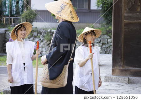 The head priest and the pilgrim The head priest and the pilgrim 128651056