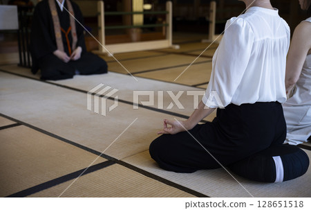 Men and women experiencing zazen 128651518