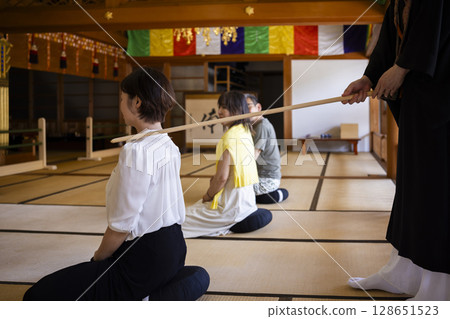 Men and women experiencing zazen 128651523