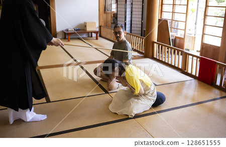 體驗坐禪的男女 128651555