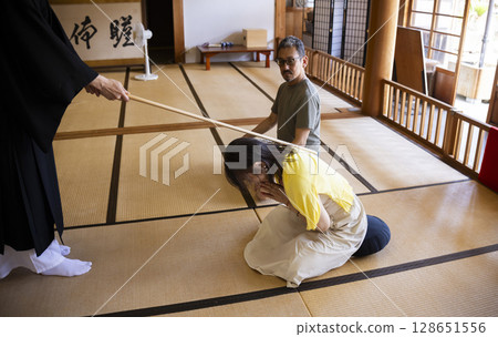 Men and women experiencing zazen 128651556