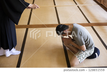 一位正在坐禪的男士 128651559