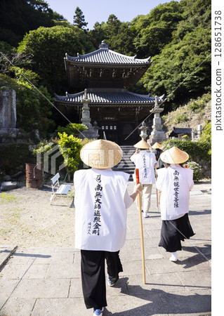 The head priest and the pilgrim The head priest and the pilgrim 128651738
