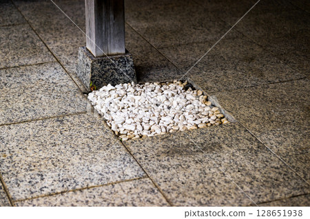 鋪路石和礫石 128651938