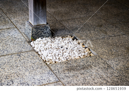 鋪路石和礫石 128651939