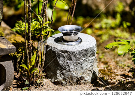 Graveyard Buddhist altar accessories: Flower stand 128652947