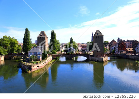 從斯特拉斯堡小法蘭西島沃邦水壩屋頂俯瞰，該水壩已被聯合國教科文組織列為世界遺產 128653226