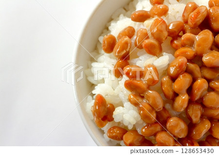 Rice topped with natto on a white background viewed from directly above 128653430
