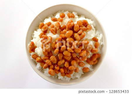白色背景上鋪滿納豆的米飯，從正上方俯瞰 128653433