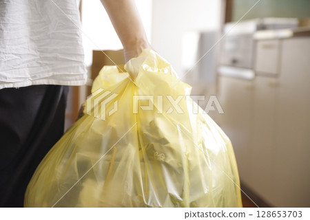A woman who puts out garbage 128653703