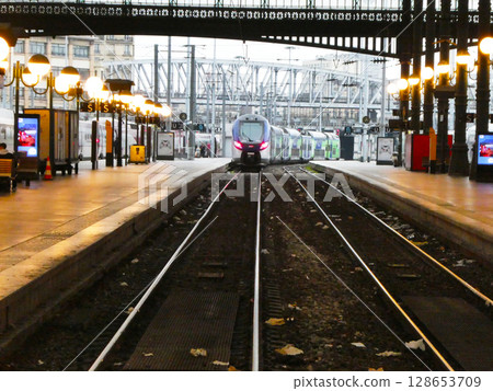 Express train running through the city at night 128653709