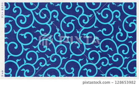 千代紙由和紙製成，以木版畫風格描繪了日本傳統的蔓藤花紋圖案 128653982