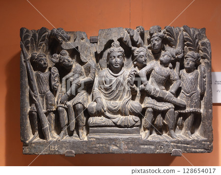 巴基斯坦白沙瓦博物館展出的犍陀羅雕塑描繪了佛陀一生中的重要時刻 128654017