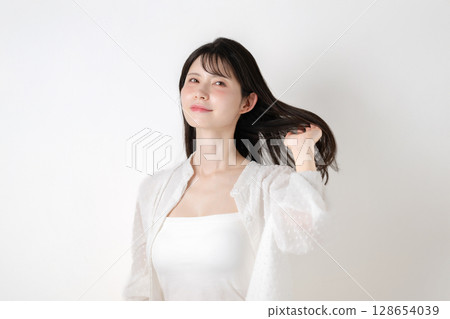 一個女人撫摸她的頭髮 128654039