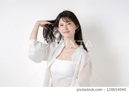 一個女人撫摸她的頭髮 128654040